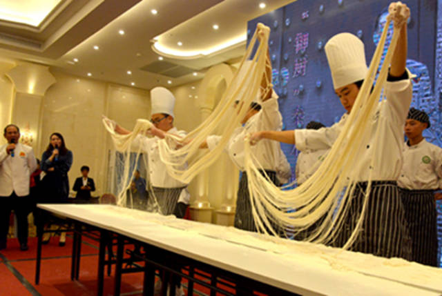 烹饪学校的学生在进行拉面表演-吕建伟摄