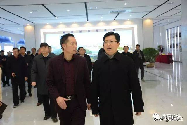 襄阳市委书记李乐成市长郄英才一行视察枣阳电子商务产业园