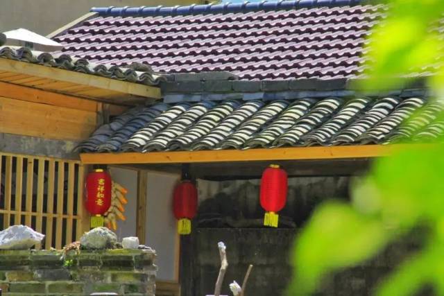 老舍边民宿位于象山茅洋乡白岩下村,一栋崭新的四层民宅在这里吹着