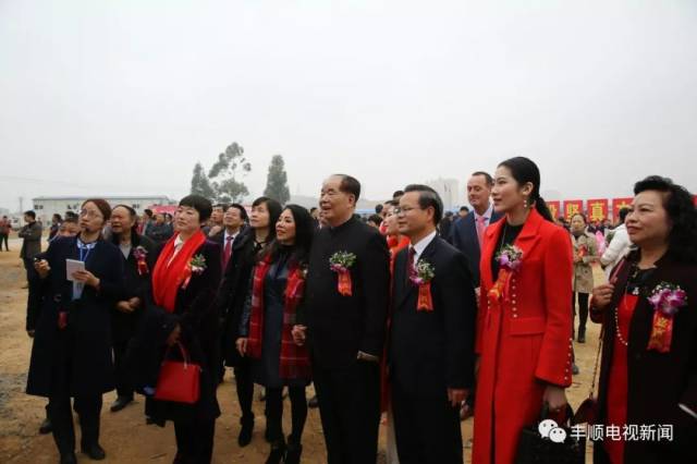 丰顺县坚真文体中心正式动工 总投资5亿元,其中许应裘捐资4亿元,为全