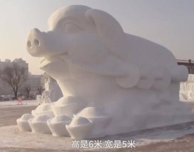 他说这个雪雕耗费240立方米的雪,重量有40吨,耗时4天才完成,猪鼻比人