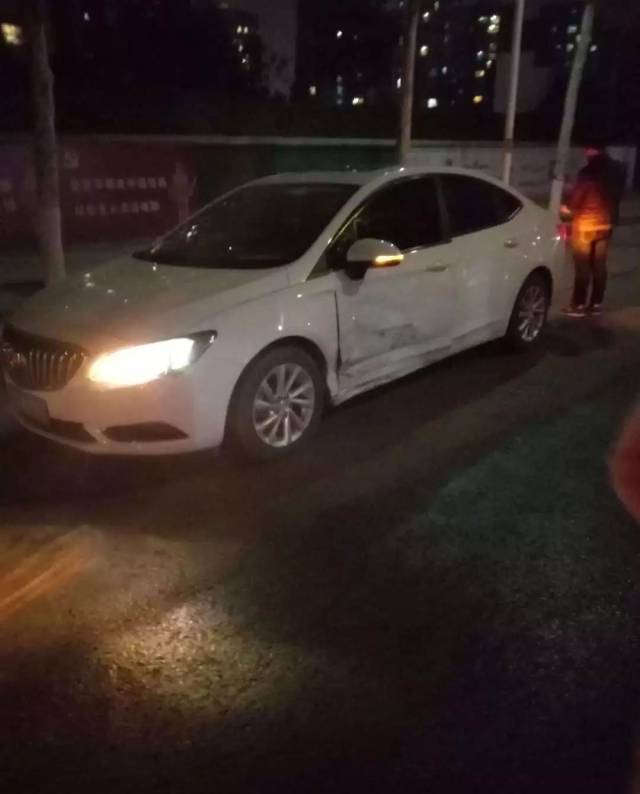 白车儿被撞的好惨啊,车门烂成这样了