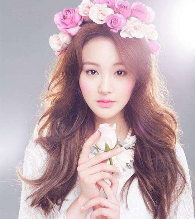 头戴花环的女星,范冰冰唯美,迪丽热巴可爱,而她才是真