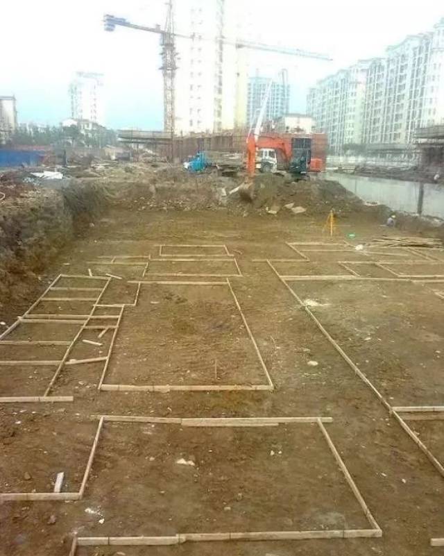 把轴线投测到垫层面上,并用墨线弹出墙中心线和基础边线,作为砌筑基础