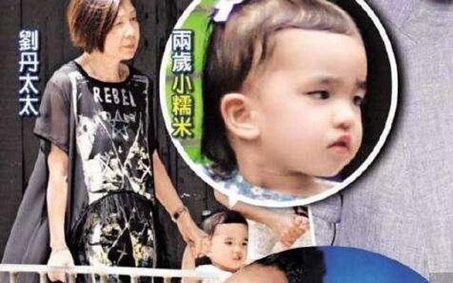 刘恺威携女外出,被问杨幂表情尴尬,不谙世事的小糯米笑容灿烂!