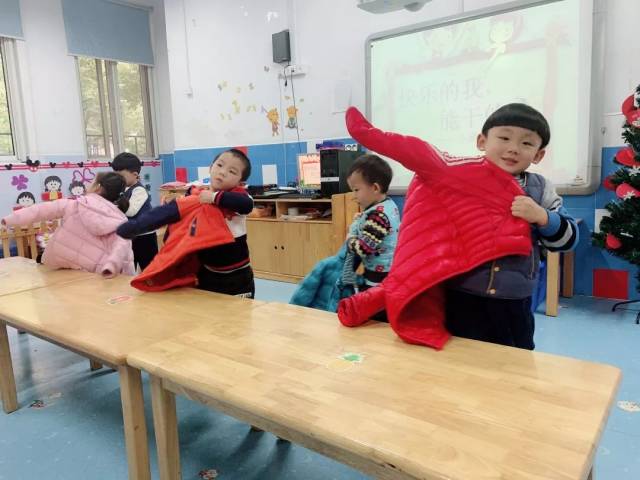 【蝶幼快讯】我是穿衣小能手——小班年级幼儿穿衣比赛活动