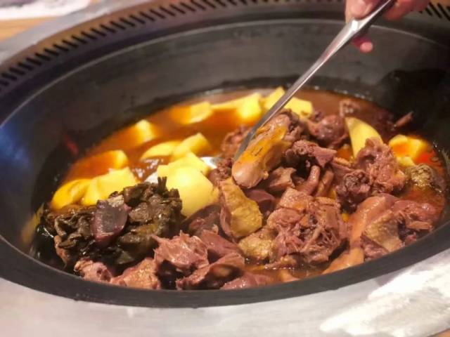 一铁锅,可以选择自己喜欢的食材,例如排骨锅,鱼锅,筋头巴脑锅,大鹅锅