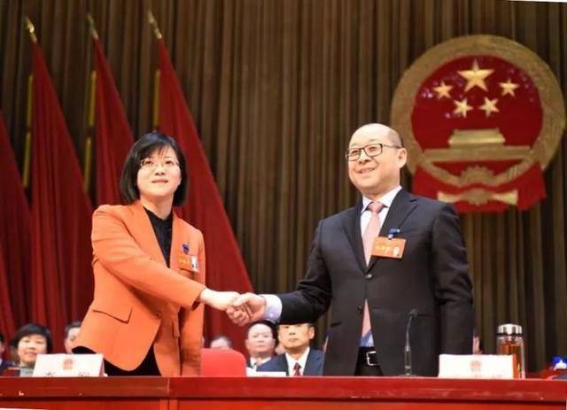新当选的西安市长安区人民政府区长李娴及5名区人大常委会委员向宪法