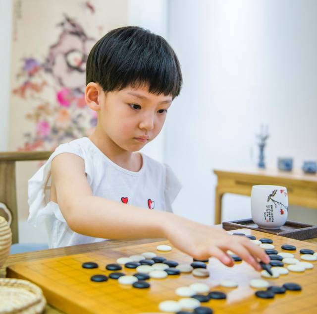 今日福利:不用去兴趣班也能学围棋了,少儿围棋课程一整套!