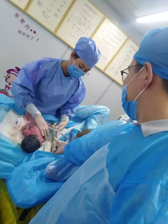 全程陪产 剪脐带,宝爸在妇产医院亲历"生宝宝"!