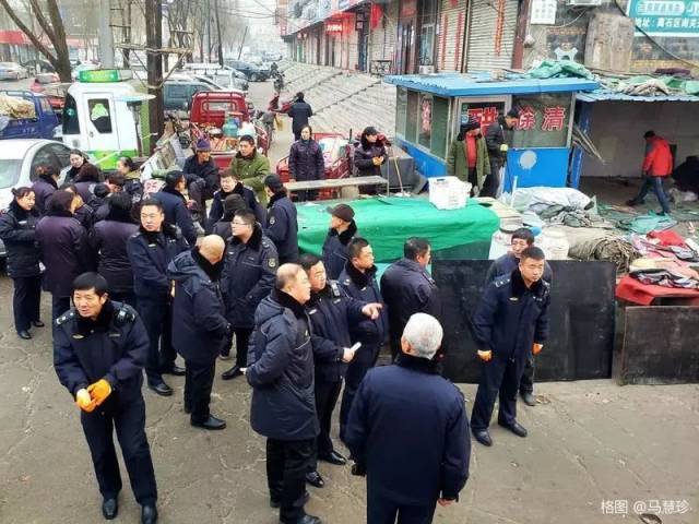 吕梁市城市管理综合行政执法队雒永霆队长,偕同执法人员在北门集合
