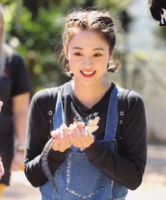 短发和中长发的妹子都可以尝试.