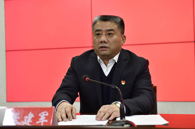 李浓代表市委向全县党员干部提出要求,要提高政治站位,切实把思想和