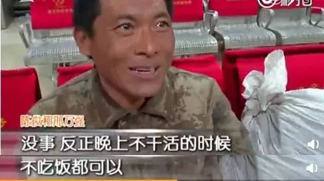 42岁的农民工邢万强为了回家 在火车上站了40多个小时没睡觉 背的