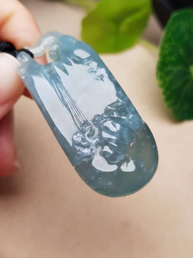 背部巧妙的雕上复古纹,完美的诠释整个牌子的意境.