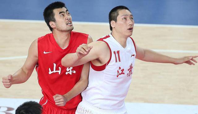 2米21篮球中锋张兆旭,娶矮他68厘米女友,