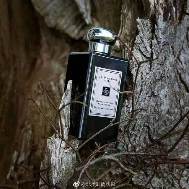 祖马龙昵称「黑瓶」的古龙水系列,有「夜来香与白芷(tuberose &