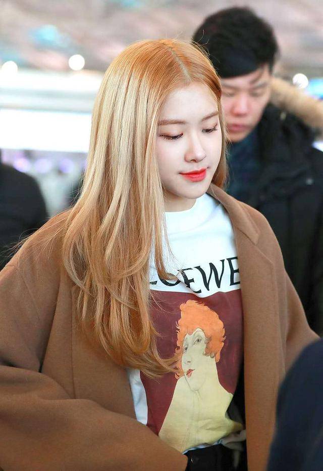 rosé朴彩英近期机场私服,将身材完美展现,气质迷人