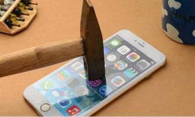 四川班主任怒砸多部手机，家长都说“砸得好”!防止孩子沉迷手机，家长该咋办