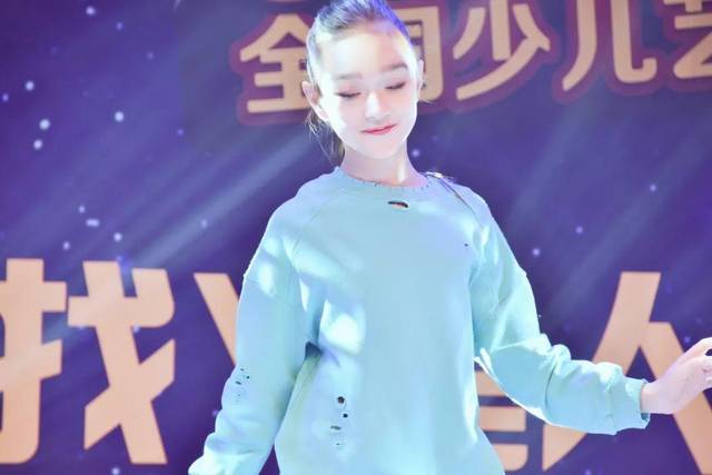 少女风来袭 |《寻找y星人》决赛签约仪式,元气少女拜尔娜暖翻全场