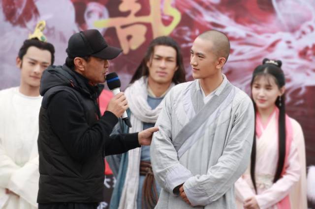 张天阳光头亮相《天龙八部》开机 为演绎虚竹入寺体验