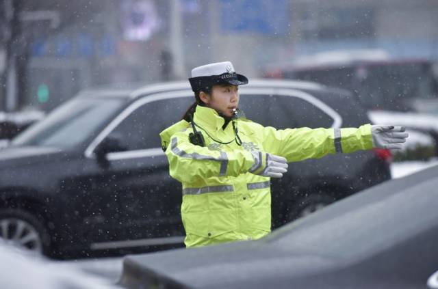 大雪天气, 南京市公安局交警支队二大队民警在新街口指挥疏导交通.