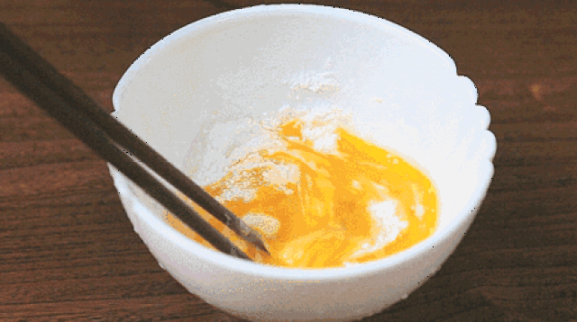 6. 碗中加入鸡蛋和玉米淀粉,搅拌成均匀的鸡蛋糊.