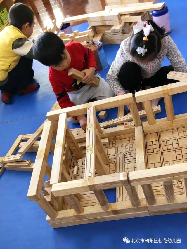 幼儿的搭建作品内容在一定程度上反映现实生活和逻辑.