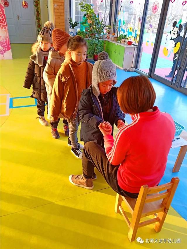 1,晨检工作:每天晨检时关注幼儿的精神状态,体温,观察幼儿有没有出现