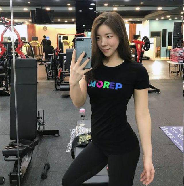 健身,是她常年保持年轻的秘诀,不仅为颜值加分,还拥有