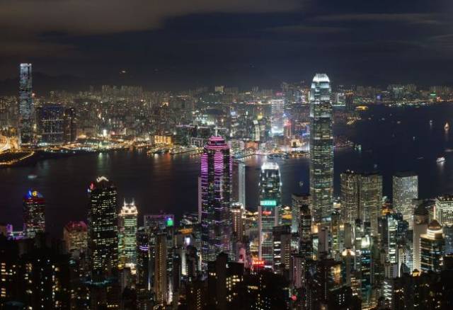 站在太平山凌霄阁的顶层欣赏香港夜景,在万千灯火辉映下,非常迷人又