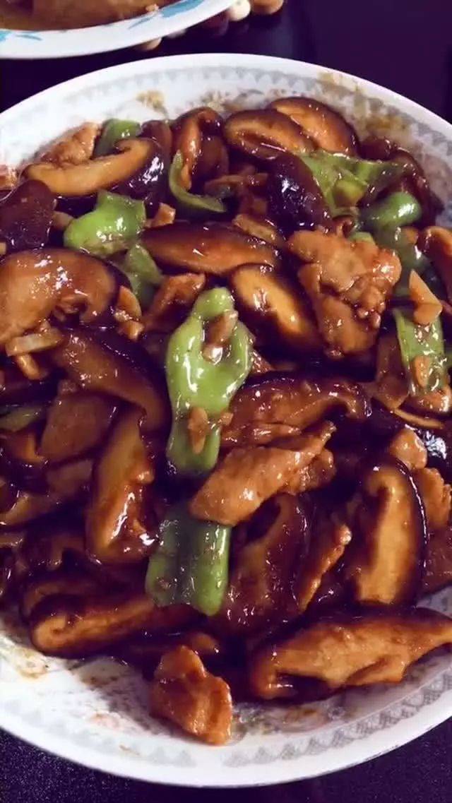 香菇炒肉片,一家四口一锅米饭都不够吃!