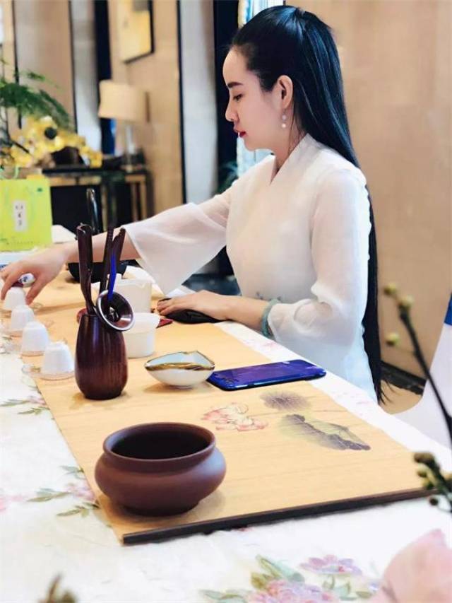 3,高级茶艺师(三级) (1)取得中级证书后,从事本工作7年以上.