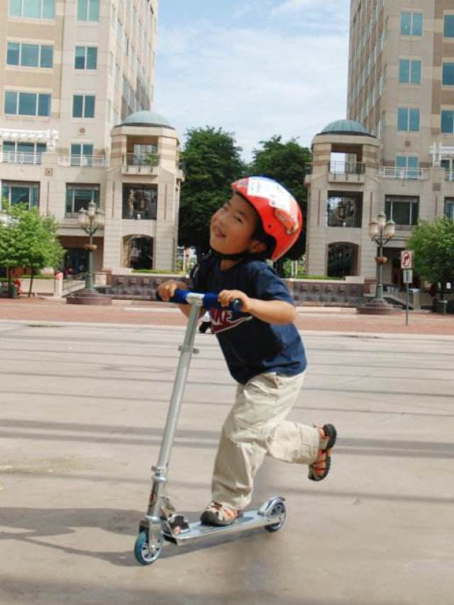 "幼儿园抢车位",小朋友骑着滑板车上下学,不可取,你怎么看?