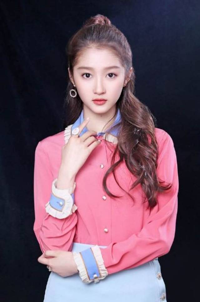 迪丽热巴年会表演绝活,亲自示范高危动作,劈叉