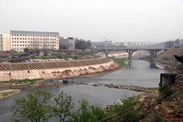 (1900年)邑绅邱光廷,罗容村捐资在三台县城南门外修建横跨凯江的南桥