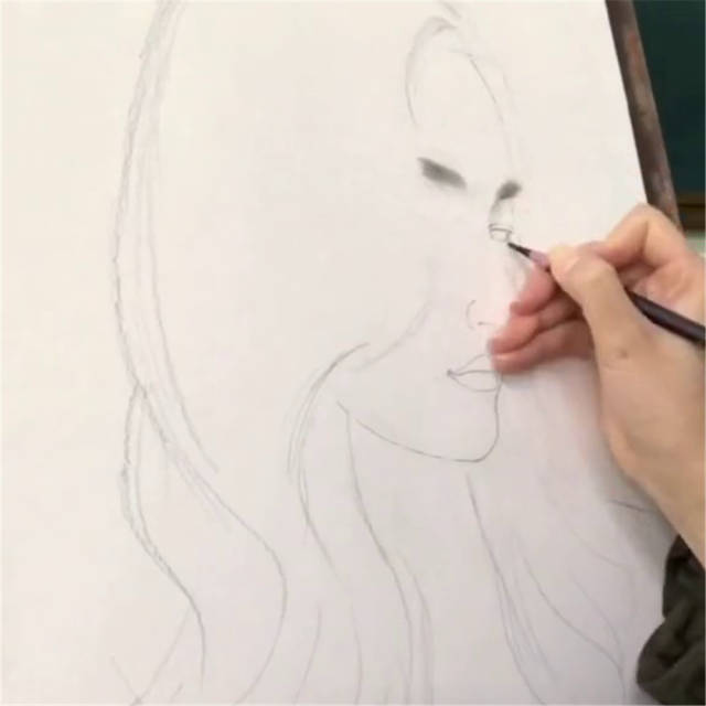 美术生画素描女神头像美到心醉网友最羡慕的却不是这双手