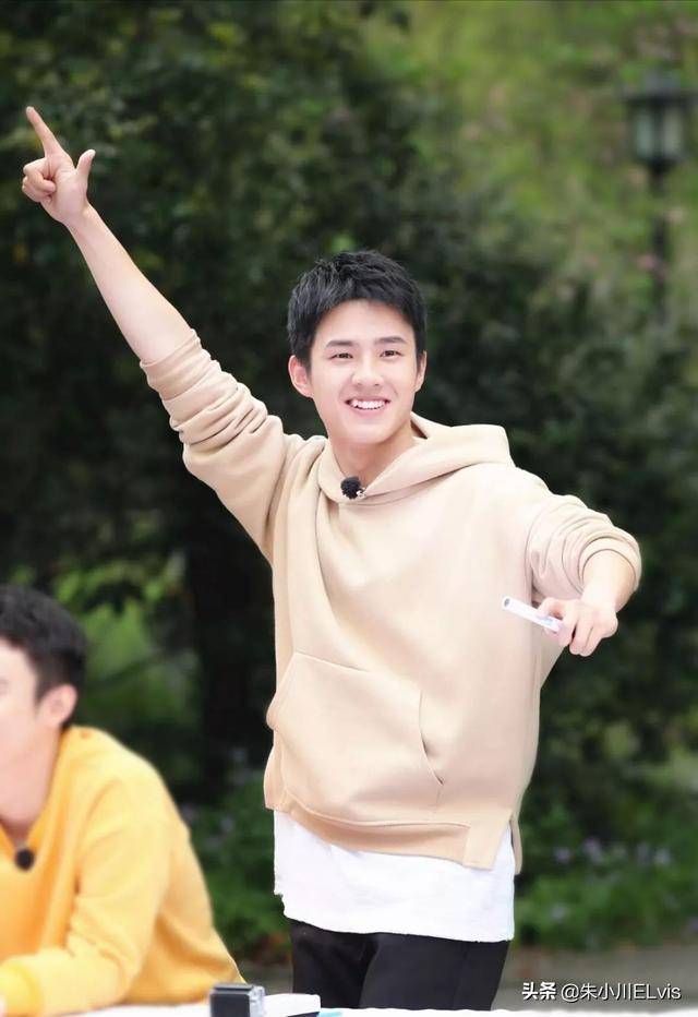 朱小川:穿卫衣好看的男生还不是因为他们会挑