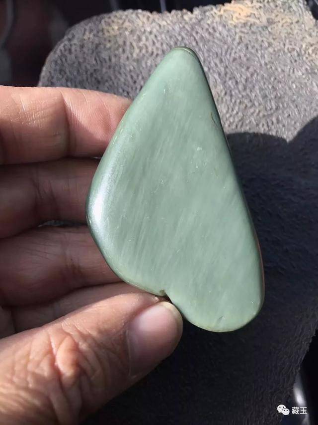 一块奇特的"沙枣青"和田玉!大部分人都没见过