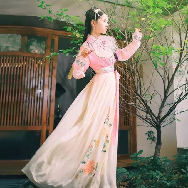可以先购买 300左右的汉服,在搭配 小发簪,发包和团扇就可以出门啦!
