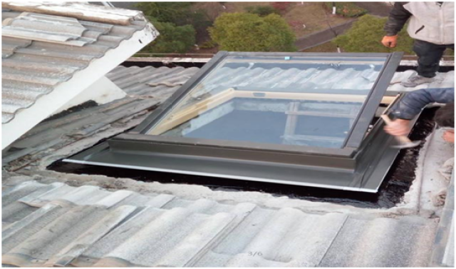 给自己家的斜屋顶安装天窗开洞与防水的小知识