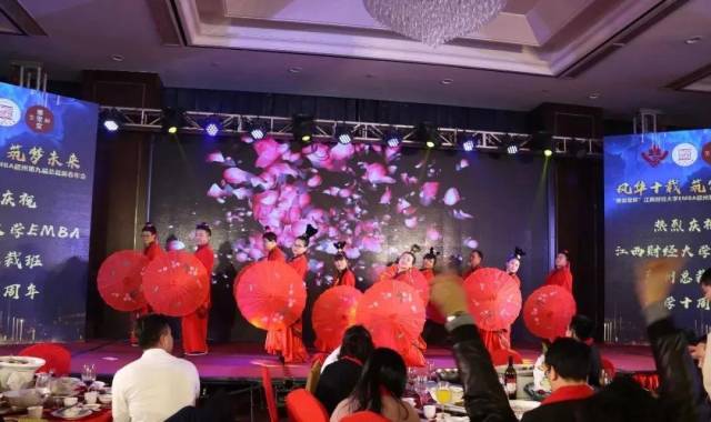 由6班班长肖志坚倾情演唱携蒋红,韩晶磊,郭礼荣等同学伴舞的歌伴舞