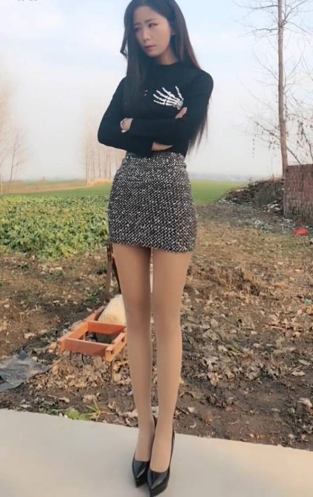 北方乡下美女穿包臀裙,很清新可人