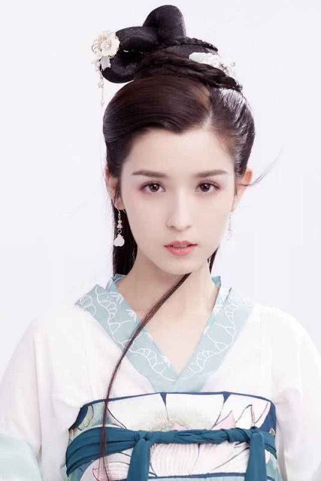 95后美女哈妮克孜小昭造型 汉服柔美清雅上演回忆杀