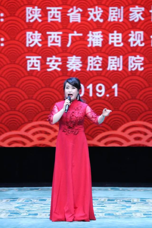范莉莉含蓄内敛又不失灵动的呈现了秦腔《三滴血·虎口缘》选段,对