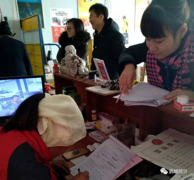 赵子坡局长叮嘱普查员要讲究入户普查询问技巧,做到耐心询问,详细记录