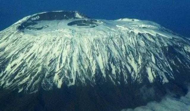 乞力马扎罗山,非洲最高的山脉,同时也是一座火山,素有"非洲屋脊"之
