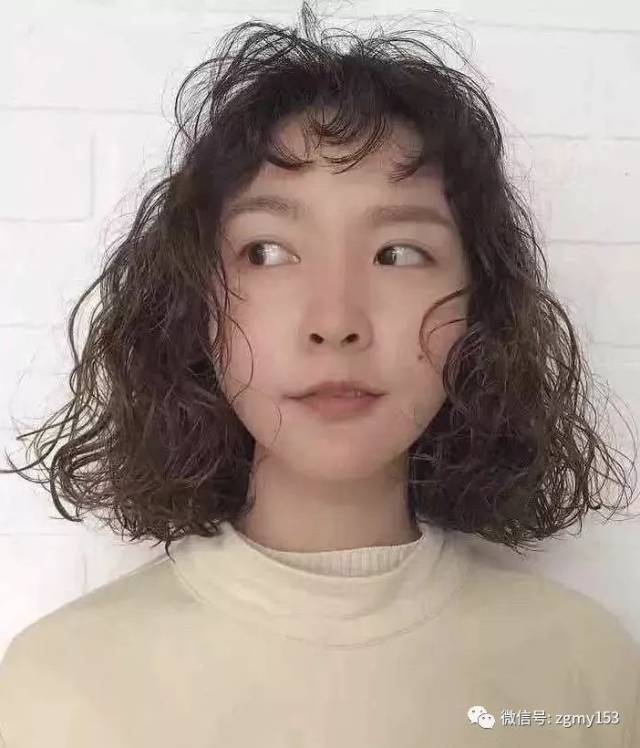 还是短发的女生,烫这样的卷发都会个性十足,和普通的"大波浪"大不一样