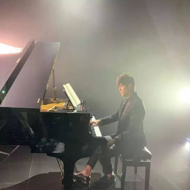 20190111更新instagram jaychou:胡子已刮 钢琴已弹 #piano #pianist