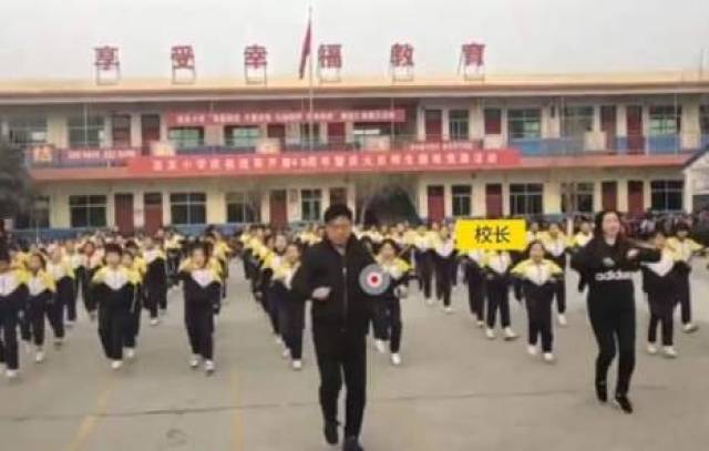 带小学生跳鬼步舞,这款校长不妨再来一万个